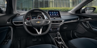 Chevrolet Tracker 2025 con aire acondicionado automático de una zona con controles electrónicos