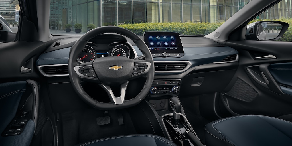 Chevrolet Tracker 2025 con aire acondicionado automático de una zona con controles electrónicos