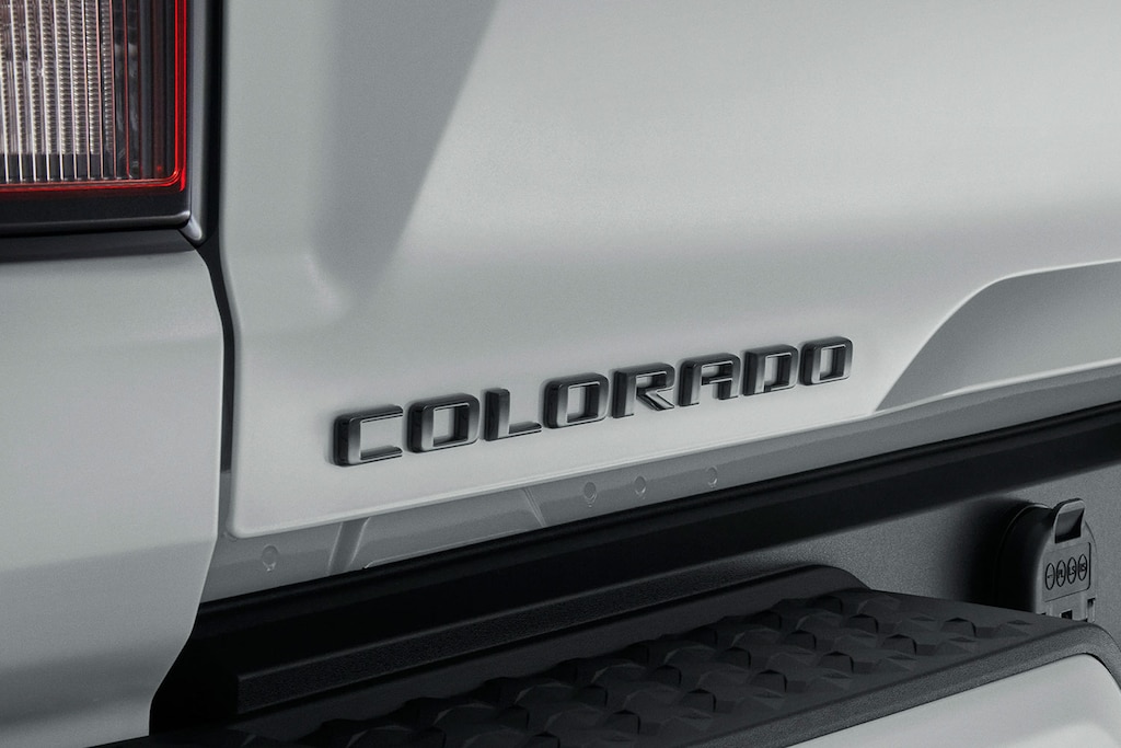 Emblema Colorado en negro para tu camioneta todoterreno Chevrolet 2025